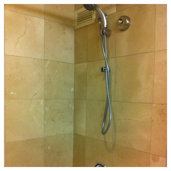 Detalhe do chuveiro em cima da banheira (banheiro clássico americano)