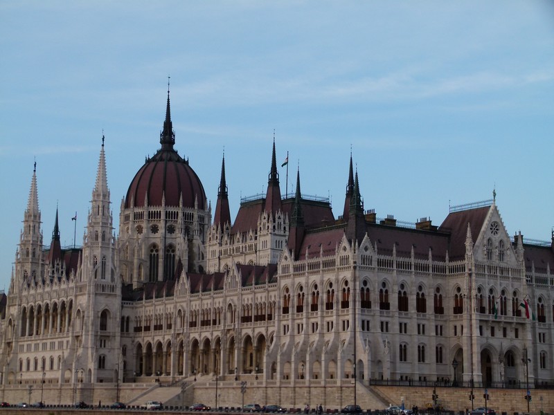 O parlamento húngaro foi inspirado no britânico. Eu acho que ficou mais bonito que o original