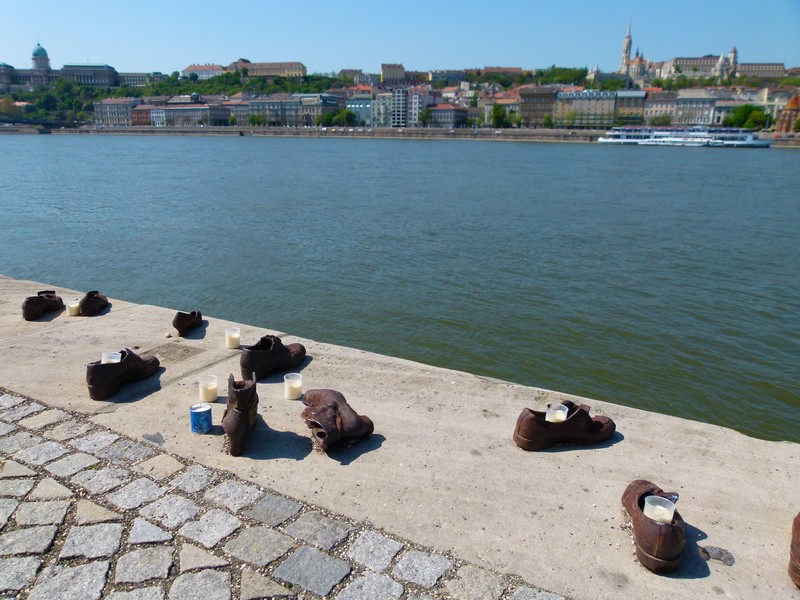 Memorial em homenagem aos judeus. Eles foram executados e jogados no rio, mas os sapatos eram retirados pois eram itens valiosos na época. 