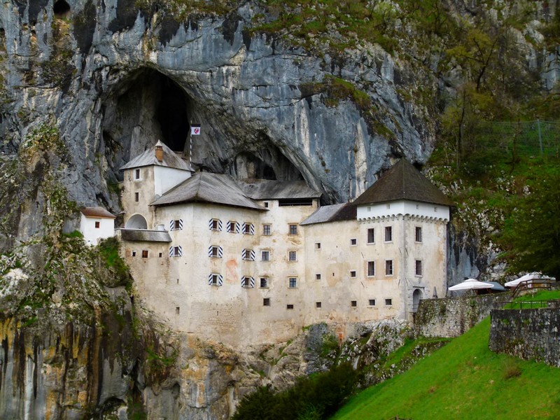 Castelo de Predjama na Eslovênia - Preciso viajar